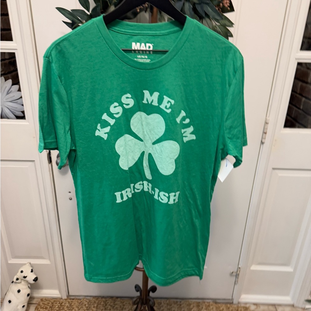 NWT Mad Engine St Patrick’s Day Kiss Me Graphic Tee T Shirt SS L